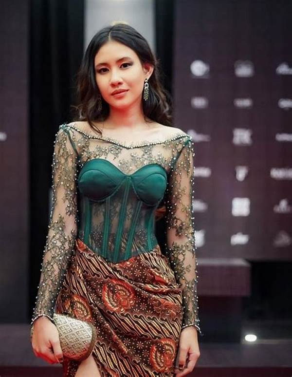 Busana Eksklusif Artis Ternama