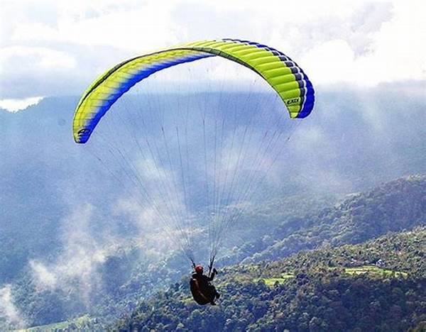 Paralayang Di Tebing Terjal Sumatra